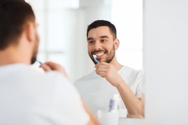 Se lava los dientes en inglés | Traductor de español a inglés - inglés.com
