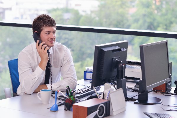 an image to describe the word 'to work'
                
                which generally used in a context of to perform a job
                
                