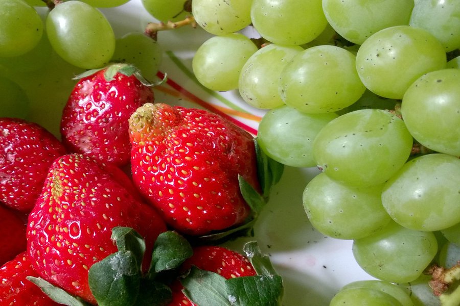 Grapes or strawberries in Spanish English to Spanish Translation