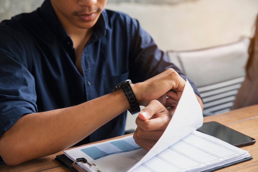 A que hora empieza la clase de español Spanish to English Translation