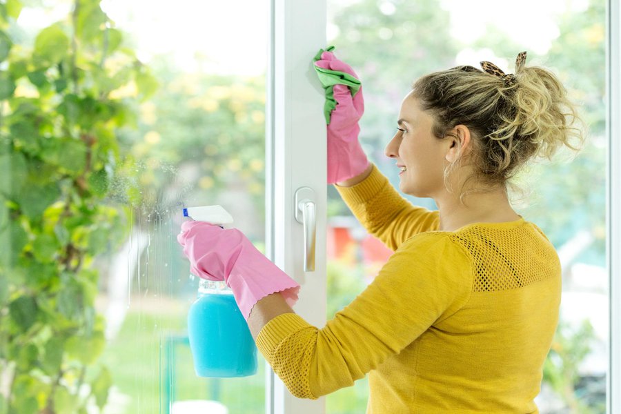 Lava las ventanas en inglés Traductor de español a inglés