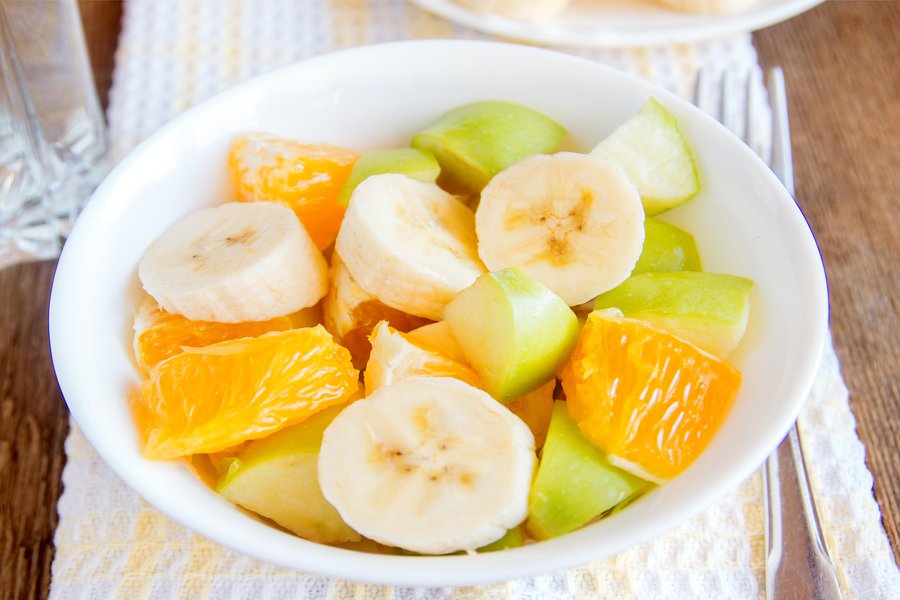 Es sabrosa la ensalada de frutas con las papas o con los plátanos en