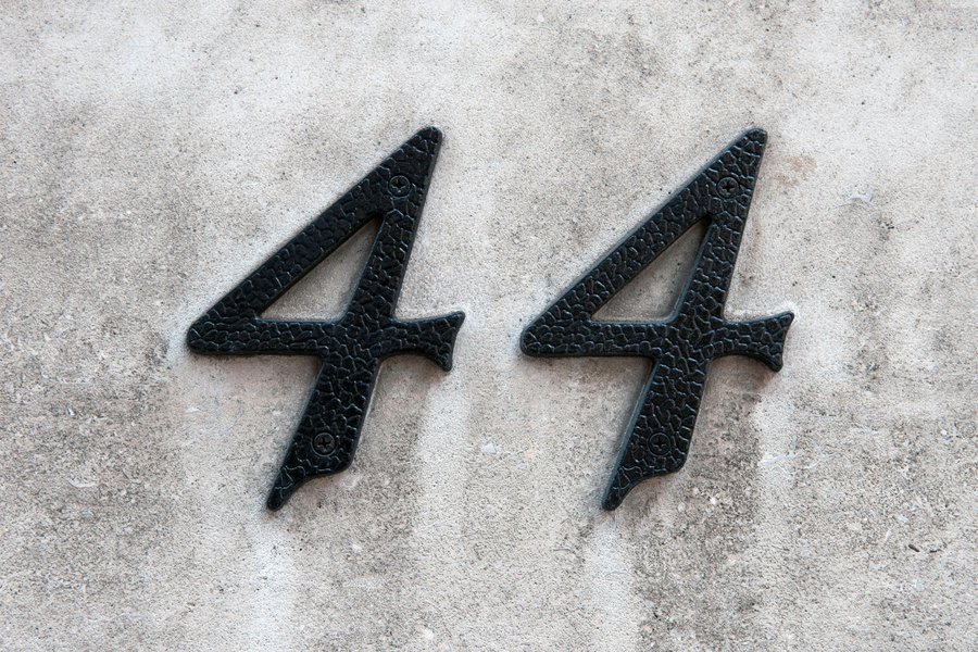 La cuarenta y cuatro Spanish to English Translation SpanishDict