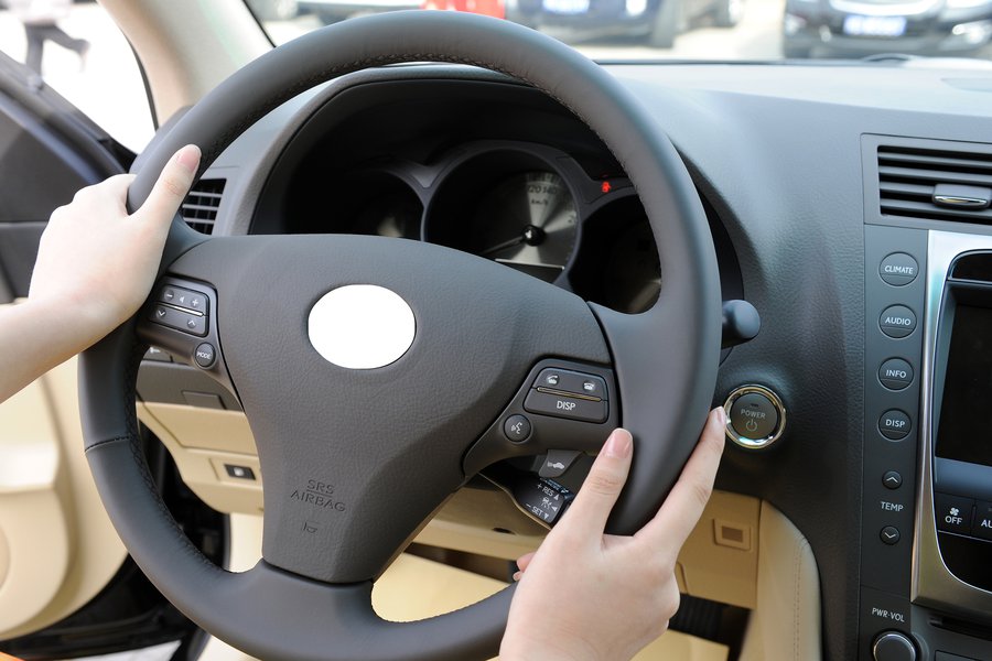 El volante Spanish to English Translation